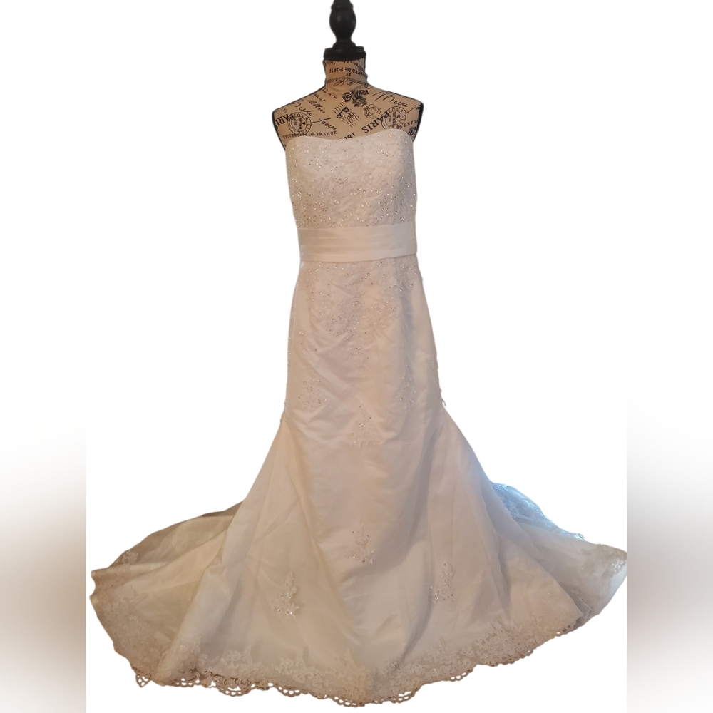 Juliet Strapless White Lace Wedding Gown